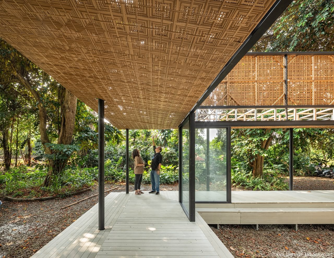 Bukaan kaca dan detail atap berpola pada Light and Wind Pavilion