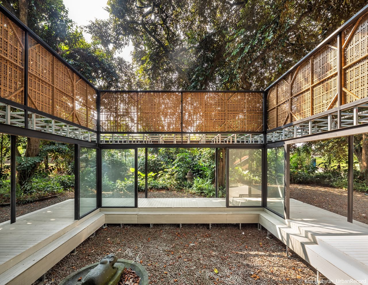 Ruang dalam Light and Wind Pavilion dengan kisi-kisi dan bukaan kaca