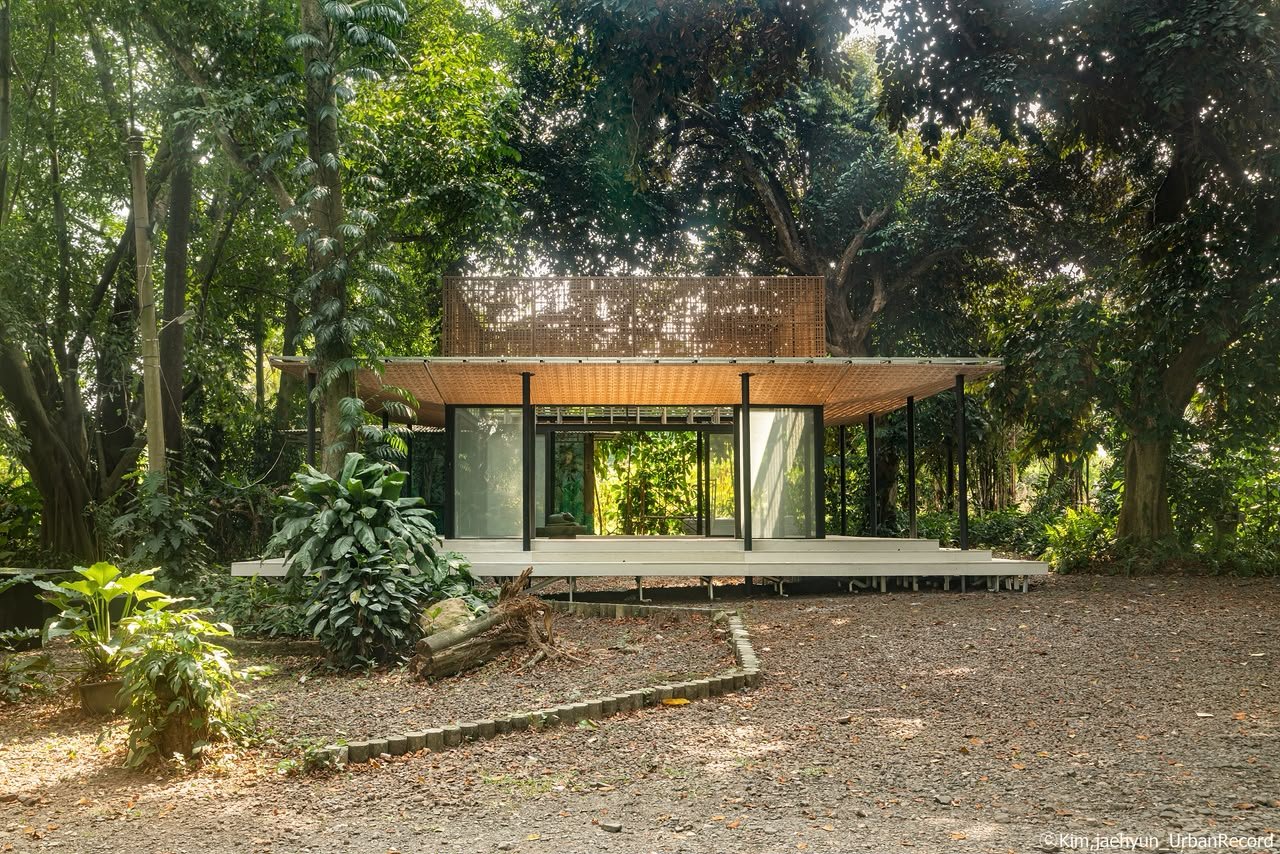 Tampak luar Light and Wind Pavilion di antara pepohonan