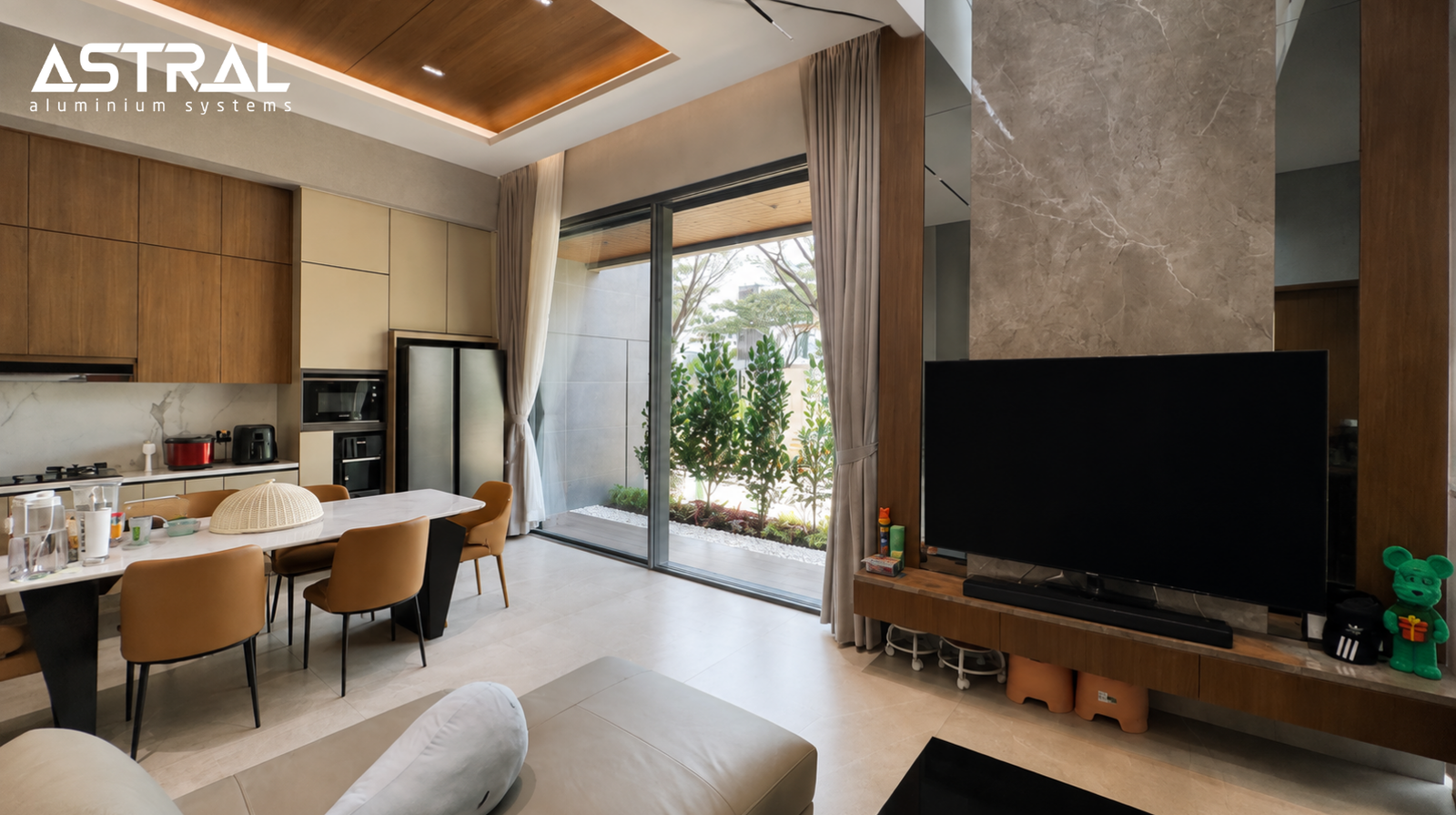 Bukaan kaca geser di area living Mr. A House